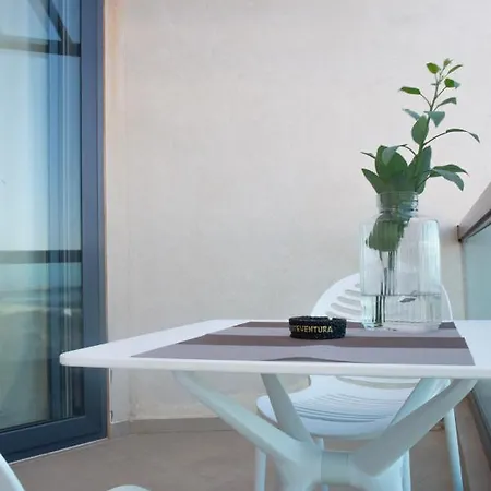 Apartment Cozy 1 Bedroom With Sea View